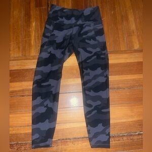 Lightly worn old navy active powersoft gray camo leggings sized large